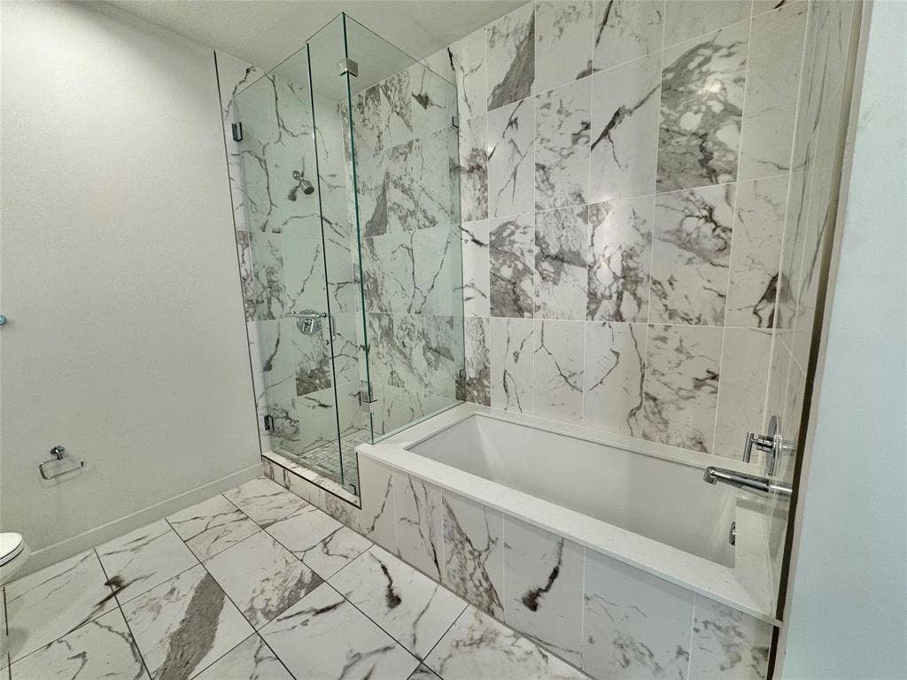 6911 Cowboys Way, #913, Frisco, TX 75034 Bathroom featuring toilet and separate shower and tub