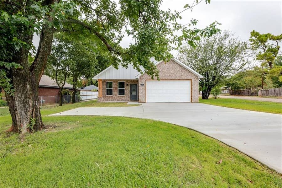 Property photo for 1400 N Business 287, Decatur, TX