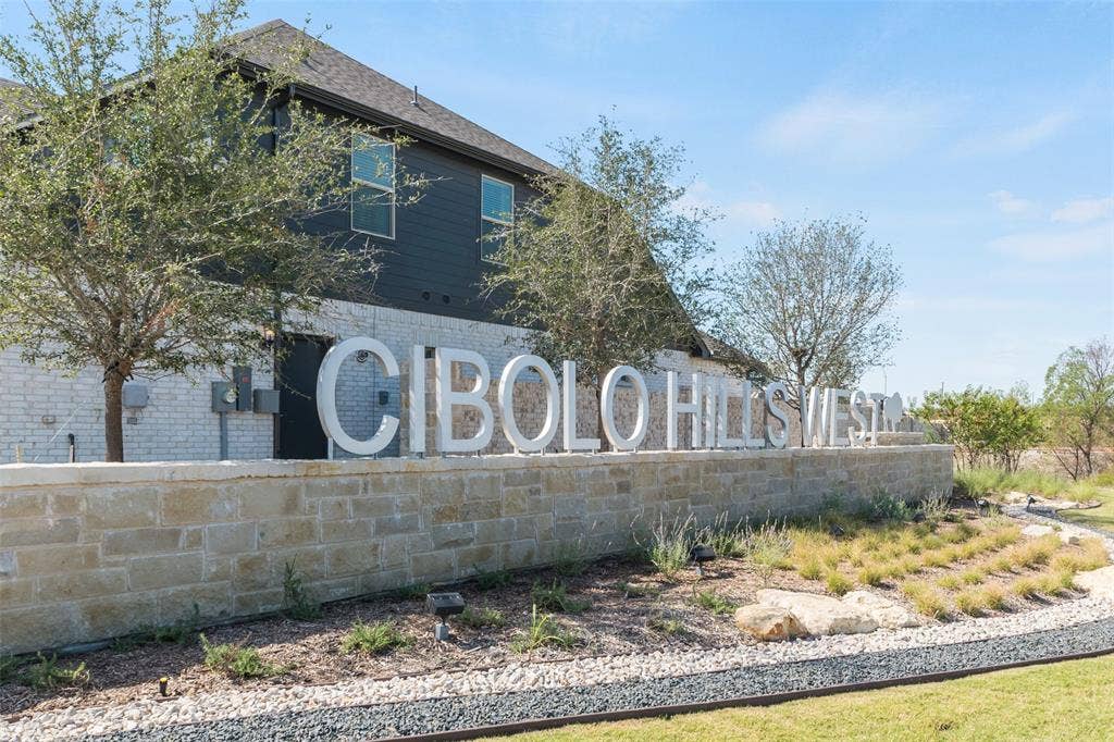 3277 Mint Springs Street, Fort Worth, TX 76179 A wonderful community- dog park, fishing pond, playground and trails.