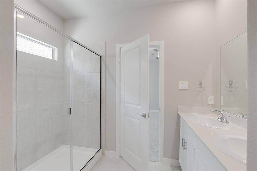 3277 Mint Springs Street, Fort Worth, TX 76179 Extended Shower in Primary Bathroom