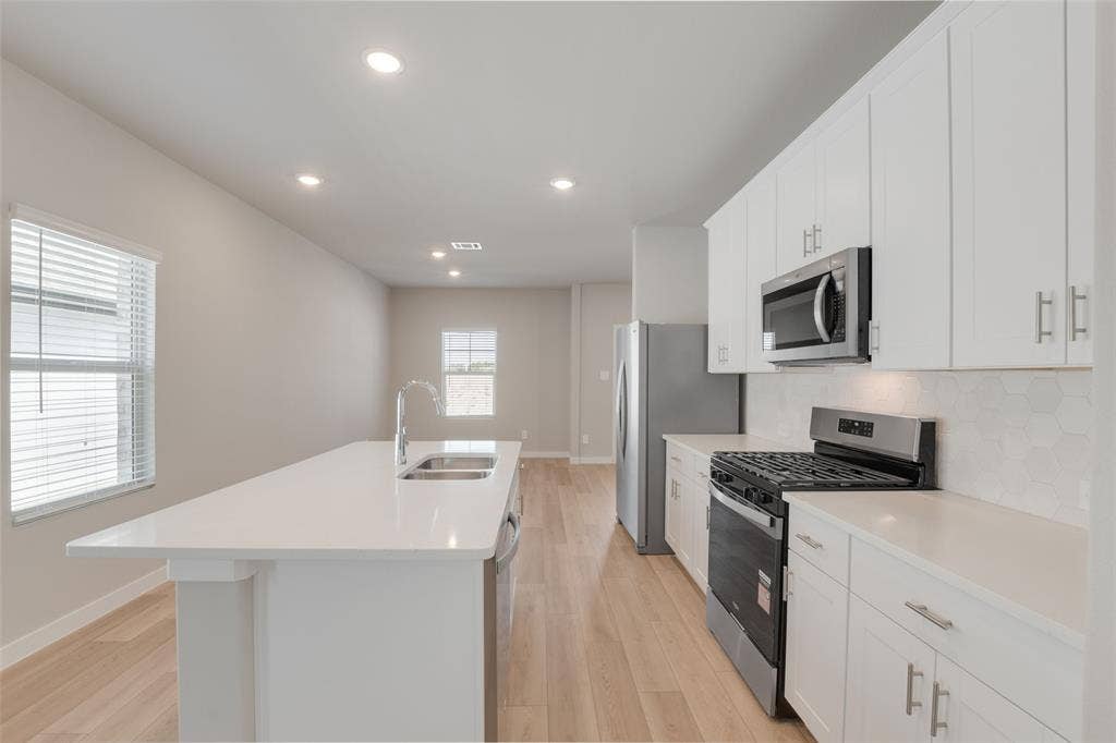 3277 Mint Springs Street, Fort Worth, TX 76179 42 inch cabinets with backsplash tiles in kitchen