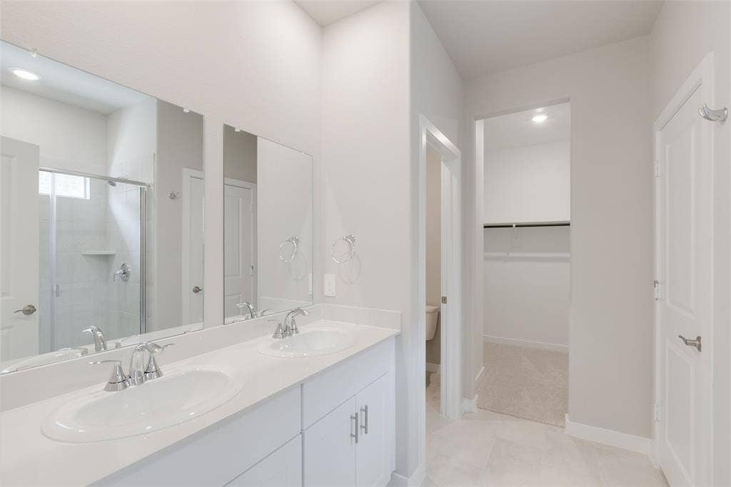 3277 Mint Springs Street, Fort Worth, TX 76179 Double Vanity in Primary Bathroom