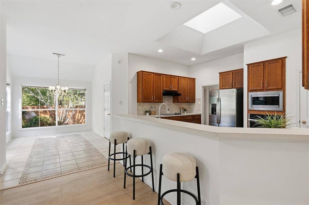 2902 Glen Hollow Court, McKinney, TX 75072 Kitchen is open to family room and breakfast room