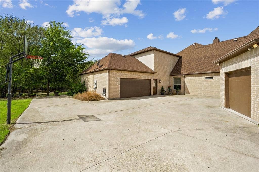 232 Branding Iron Court, Royse City, TX 75189 More than ample parking space here!