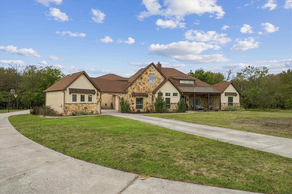 232 Branding Iron Court, Royse City, TX 75189 Extended circular drive provides ample parking for family and friends!