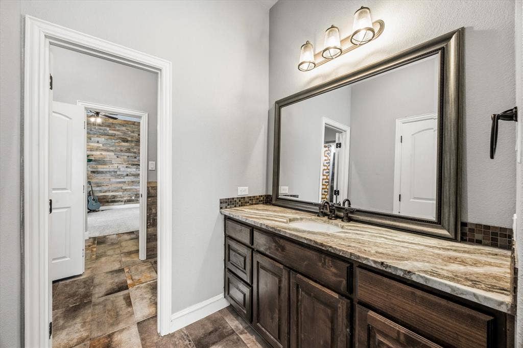 232 Branding Iron Court, Royse City, TX 75189 Auxiliary full bath