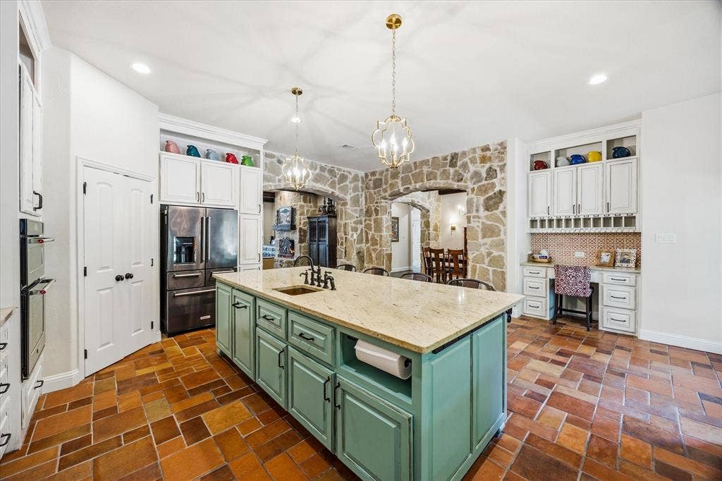 232 Branding Iron Court, Royse City, TX 75189 Your chef will love this space!