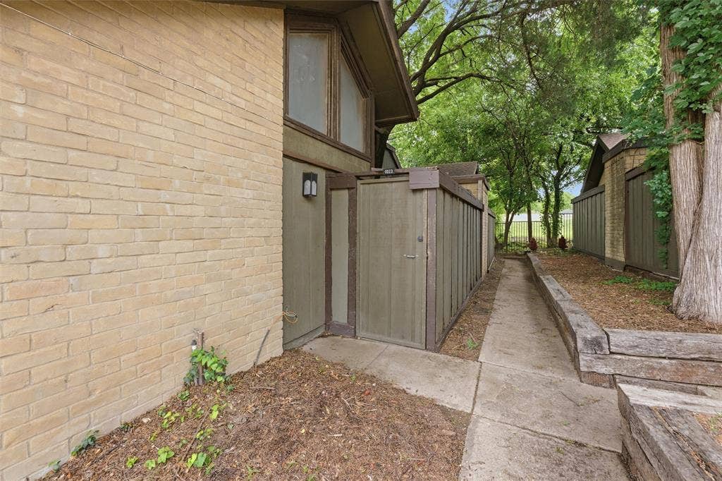4643 Country Creek Drive, #1092, Dallas, TX 75236 4611 Country Creek Drive Dallas, TX. Unit 1023