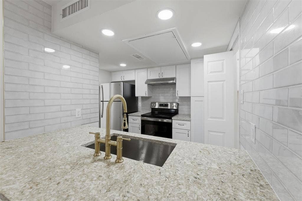 4643 Country Creek Drive, #1092, Dallas, TX 75236 4643 Country Creek Drive Dallas, TX. Unit 1092