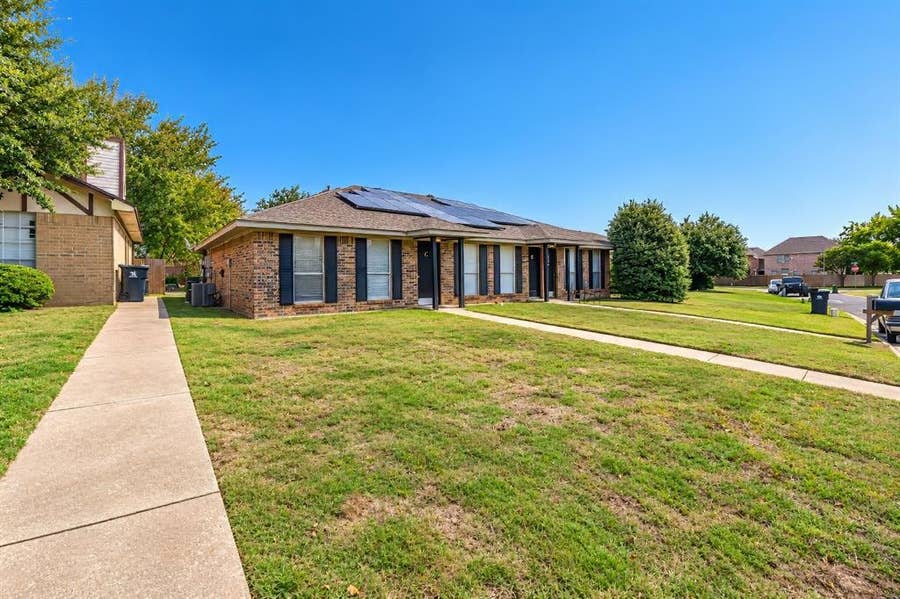 Property photo for 605 Starlinda Court, Arlington, TX