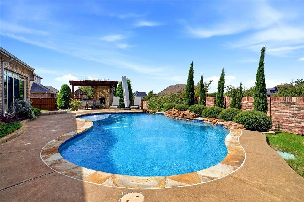 8301 Rock Valley Drive, Rowlett, TX 75089 Salt water pool.