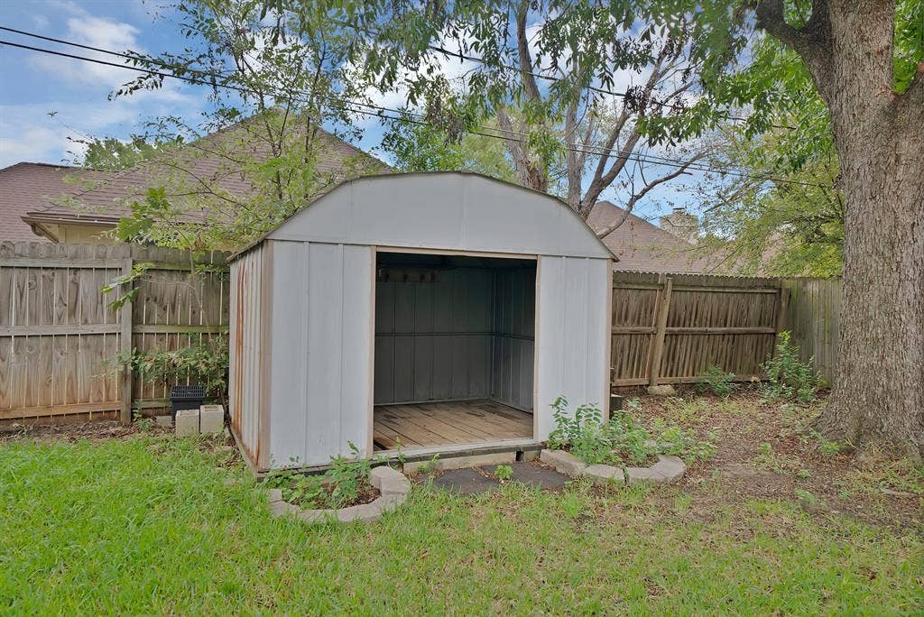 6005 Heatherglen Drive, Arlington, TX 76017