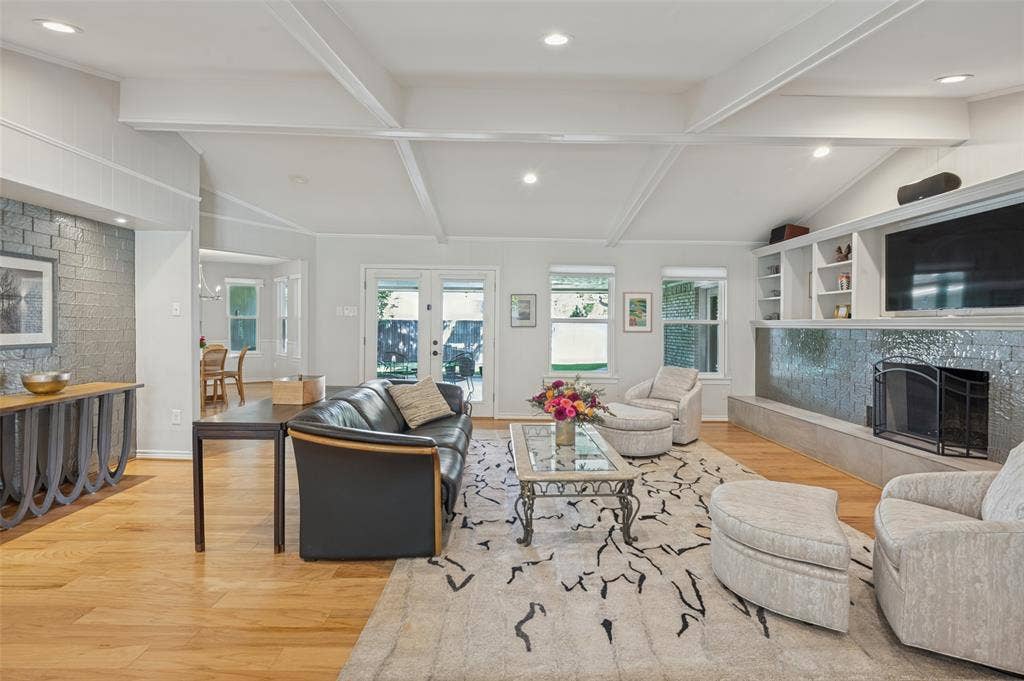 3843 Regent Drive, Dallas, TX 75229 3843 Regent Drive, Dallas, TX 75229