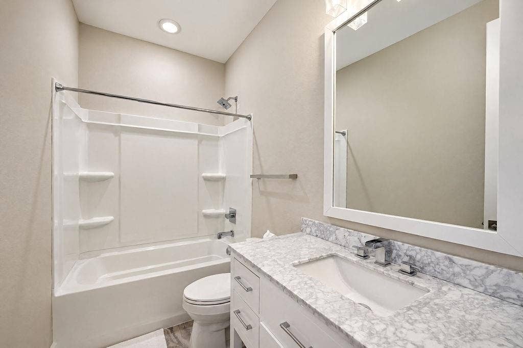 4515 Cowan Avenue, Dallas, TX 75209 Ensuite guest bathroom