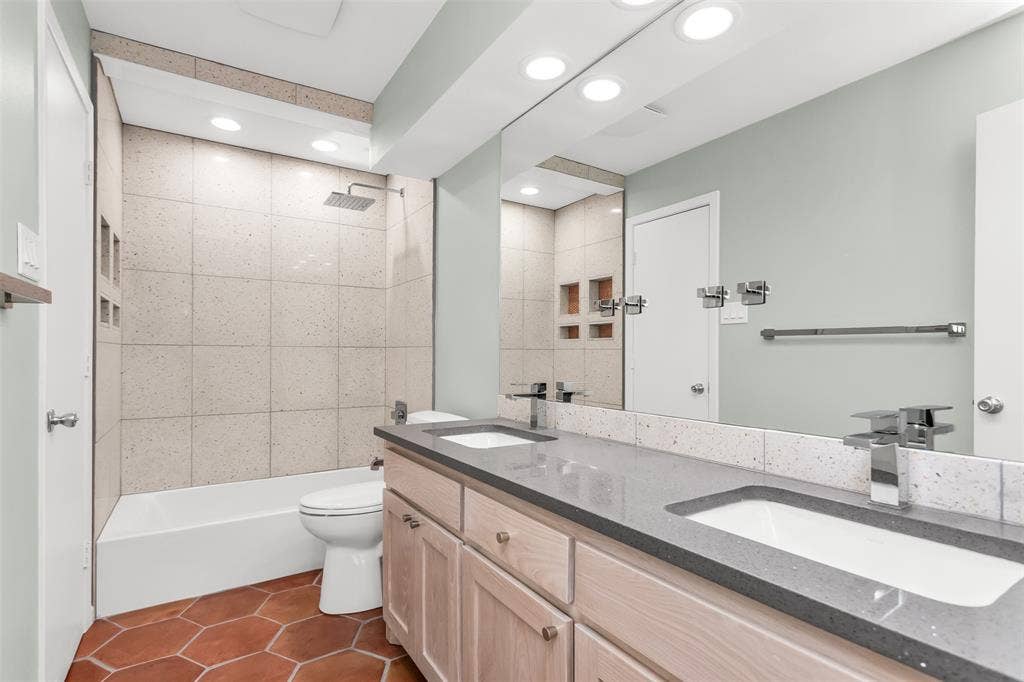 9517 Moss Farm Lane, Dallas, TX 75243 Upstairs Jack and Jill