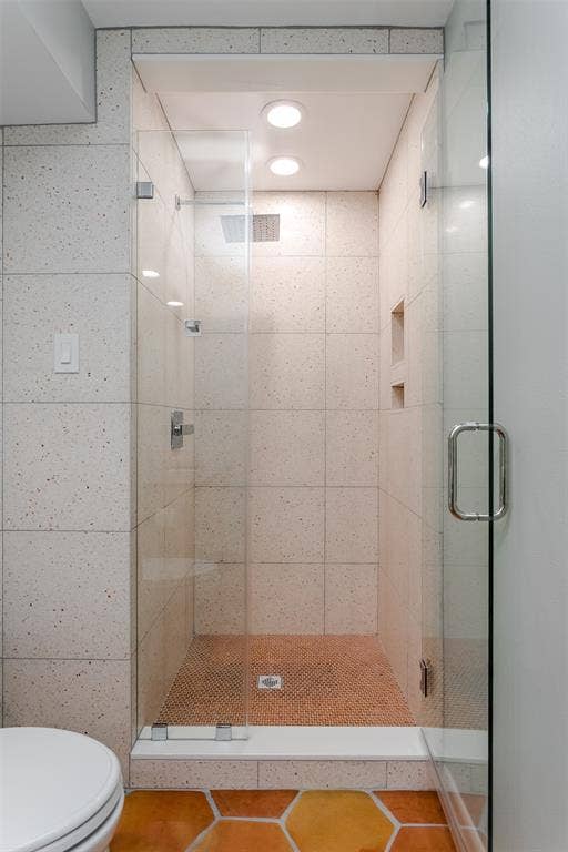 9517 Moss Farm Lane, Dallas, TX 75243 Downstairs Shared Bath
