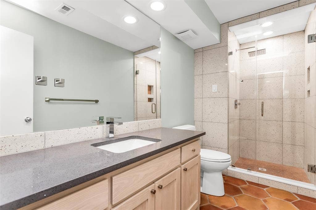 9517 Moss Farm Lane, Dallas, TX 75243 Downstairs Shared Bath
