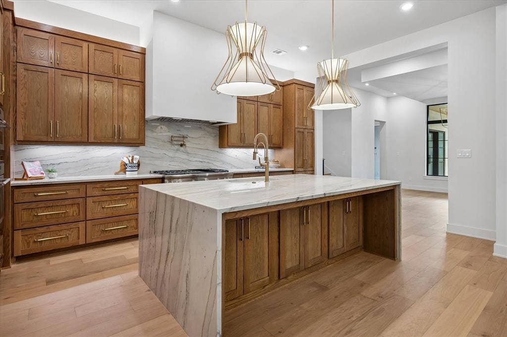 Large Island with Breakfast Bar area