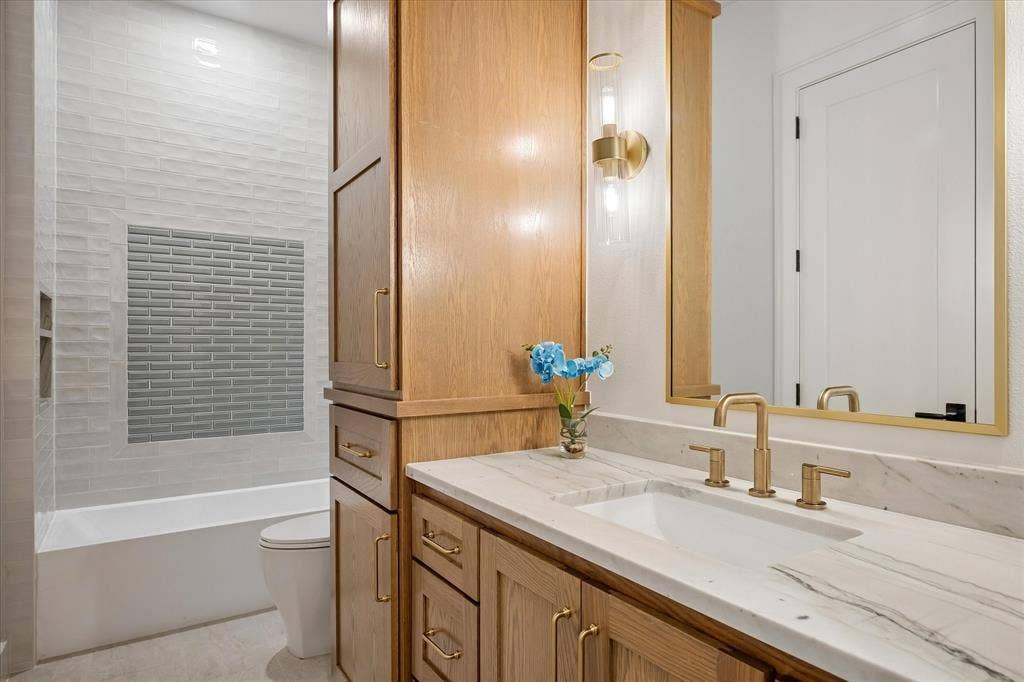 Ensuite Bath with Access to Hallway