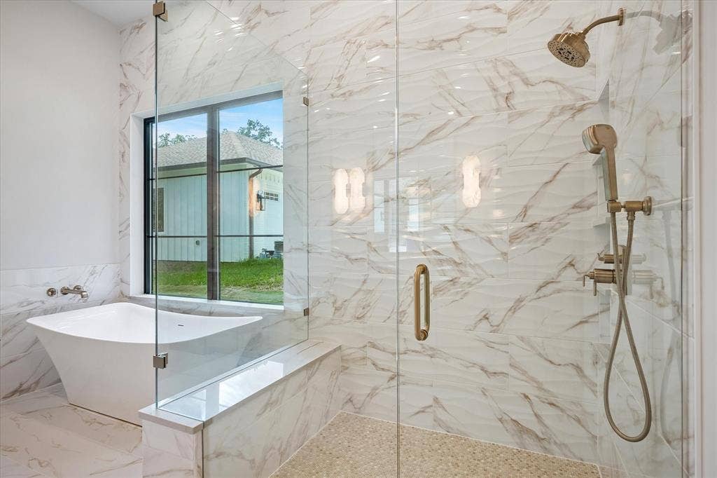 Hollywood Tub & Separate Shower