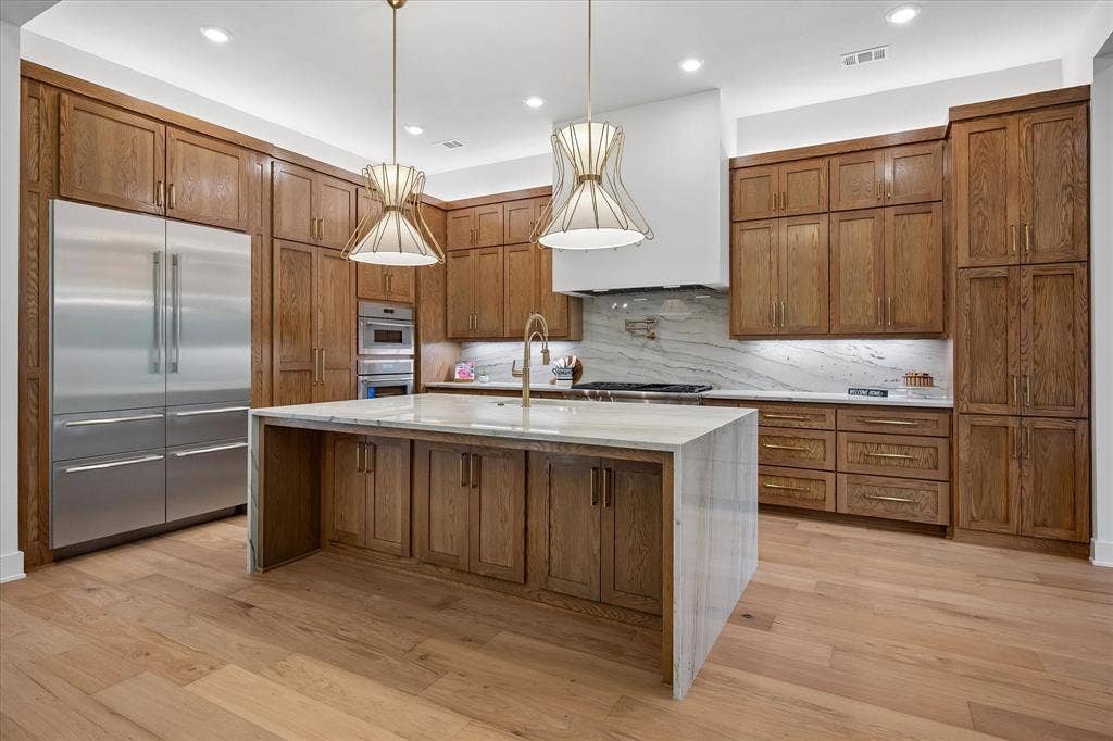 Large Island with Breakfast Bar area