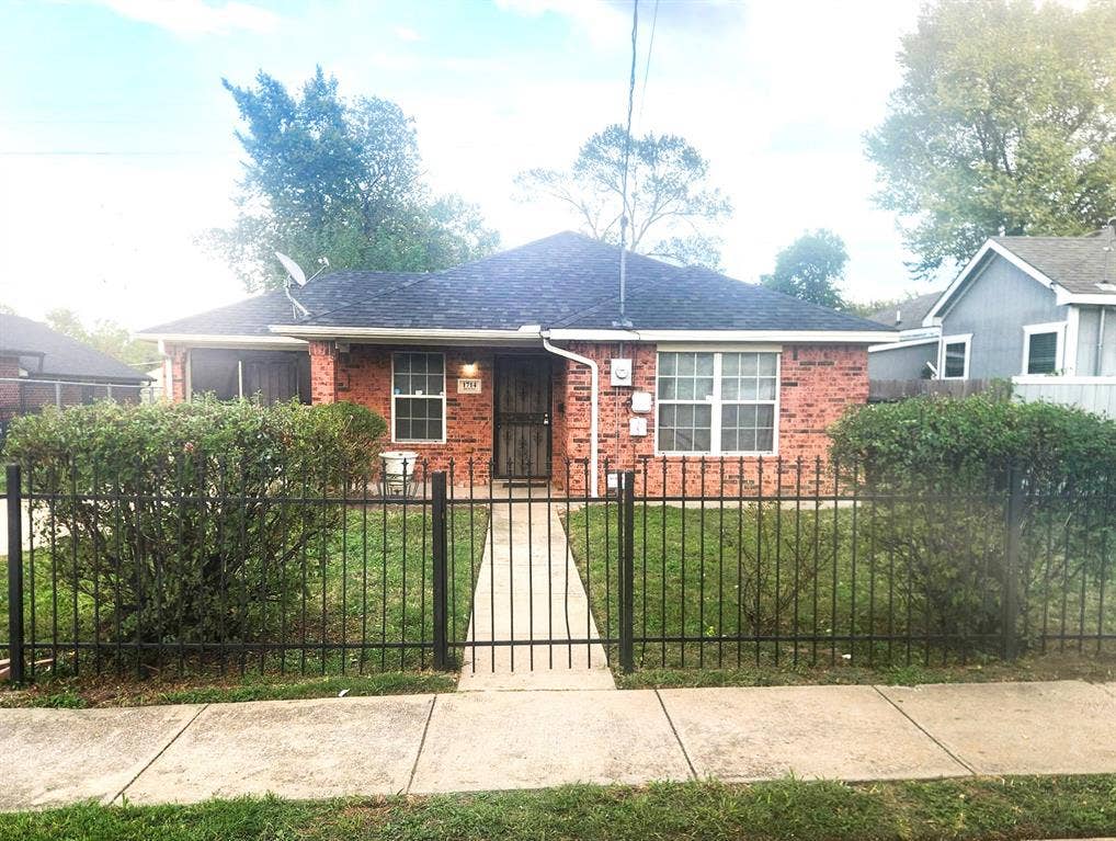 1714 S Denley Drive, Dallas, TX 75216 Front Elevation