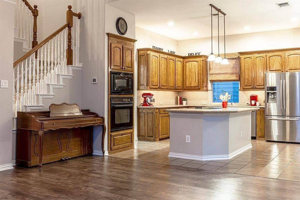 802 Moose Hollow Lane, Euless, TX 76039
