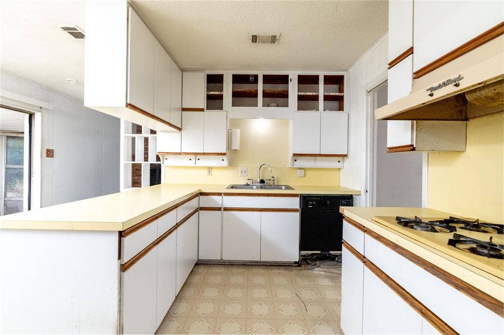 4917 Emerald Lake Drive, Fort Worth, TX 76103 4917 Emerald Lake Drive, Fort Worth, TX 76103