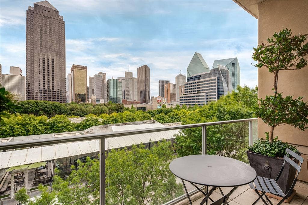 2025 Woodall Rodgers Freeway, #32, Dallas, TX 75201 Striking views of downtown Dallas.
