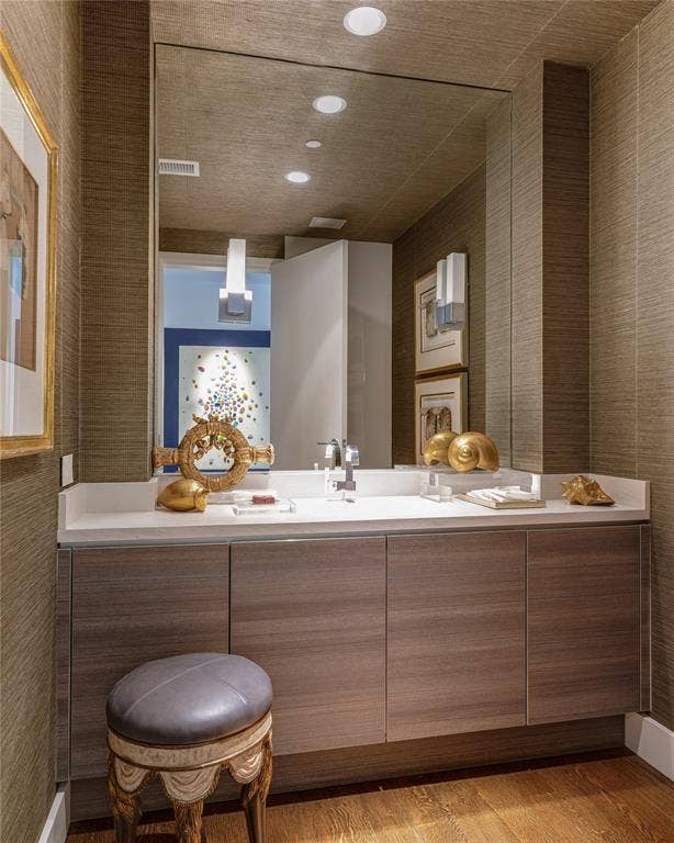 2025 Woodall Rodgers Freeway, #32, Dallas, TX 75201 Powder room.