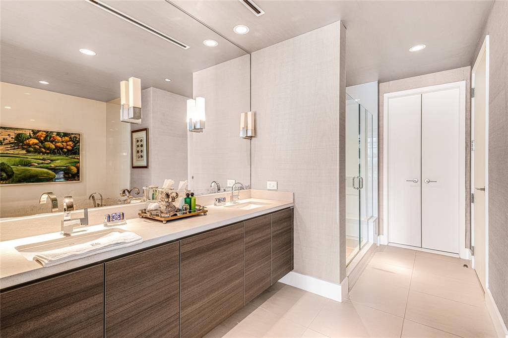 2025 Woodall Rodgers Freeway, #32, Dallas, TX 75201 Ensuite guest bath.