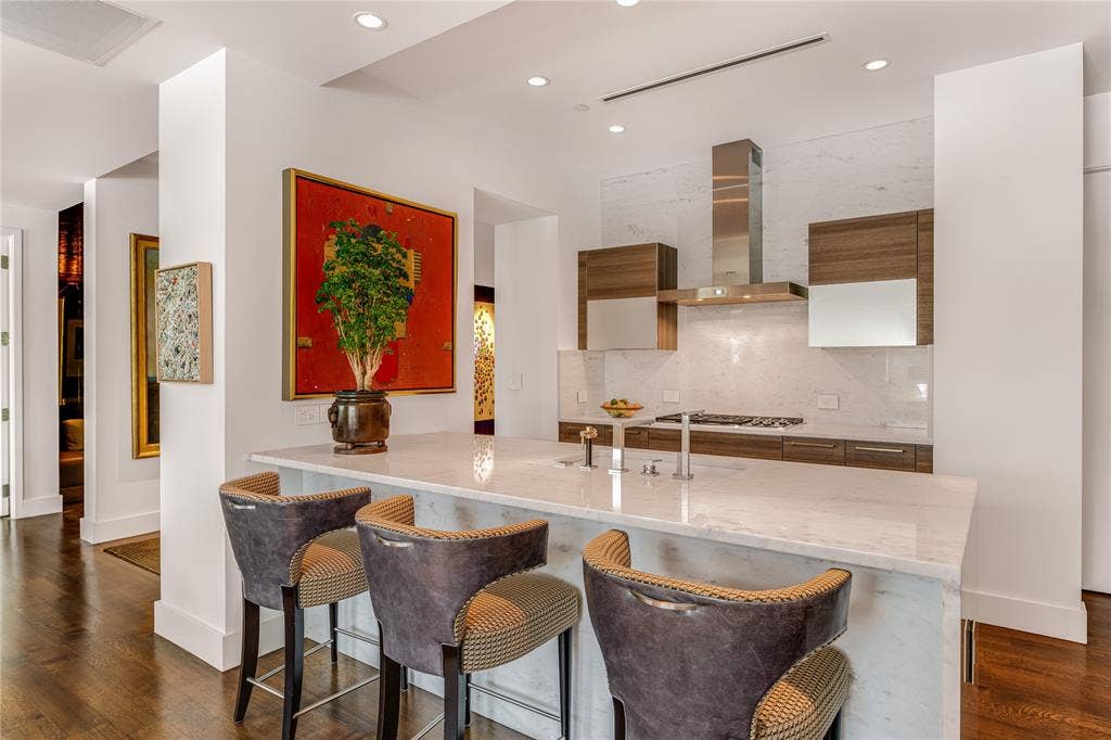 2025 Woodall Rodgers Freeway, #32, Dallas, TX 75201 State-of-the-art gourmet kitchen.
