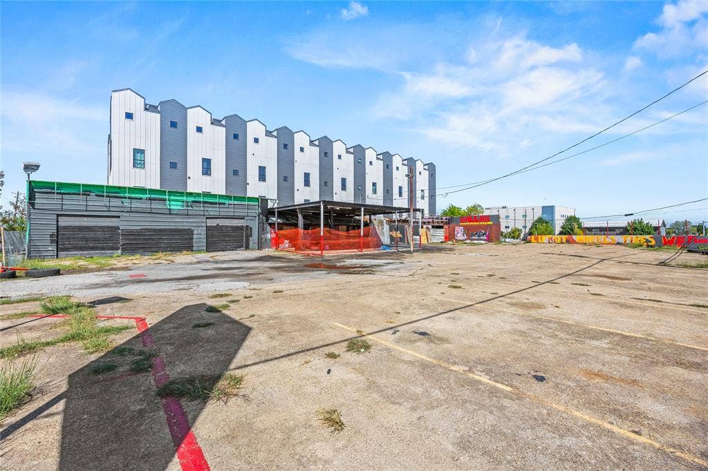 302 N Lancaster Avenue, Dallas, TX 75203 302 N Lancaster Avenue, Dallas, TX 75203
