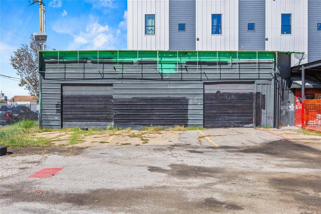 302 N Lancaster Avenue, Dallas, TX 75203 302 N Lancaster Avenue, Dallas, TX 75203
