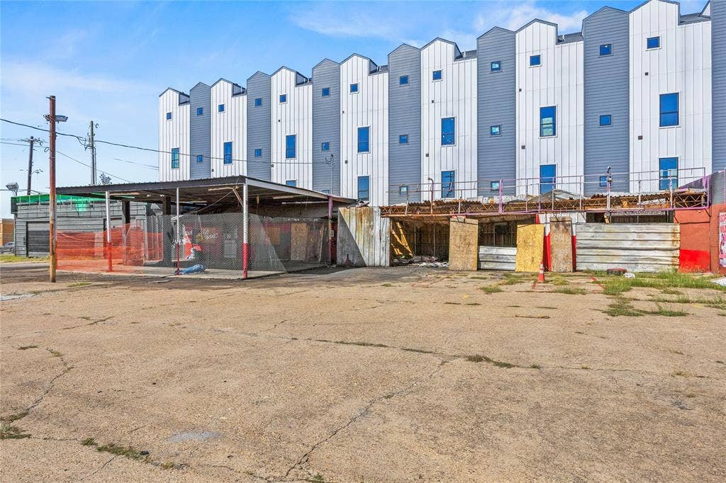 302 N Lancaster Avenue, Dallas, TX 75203 302 N Lancaster Avenue, Dallas, TX 75203