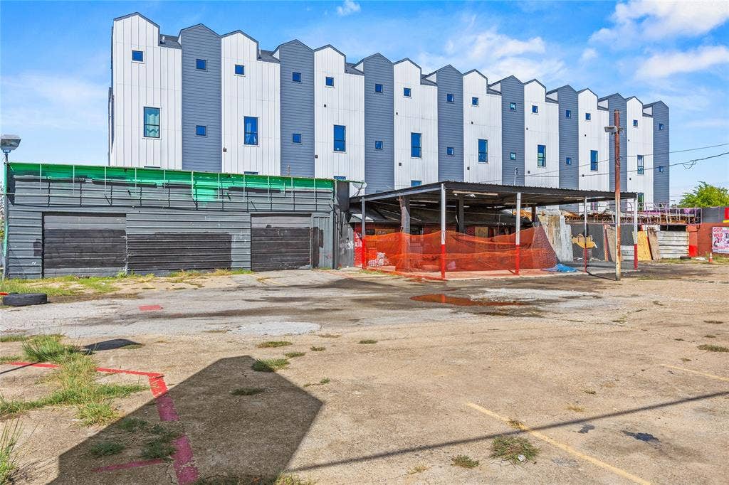 302 N Lancaster Avenue, Dallas, TX 75203 302 N Lancaster Avenue, Dallas, TX 75203
