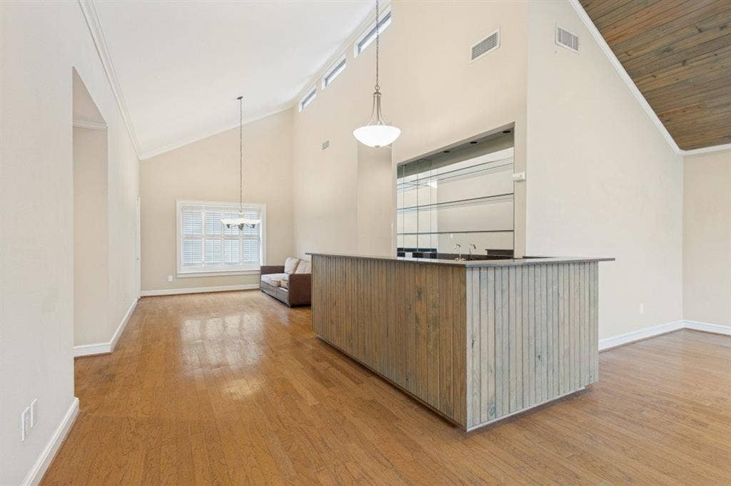 5821 Ridgerock Court, Fort Worth, TX 76132 Bar