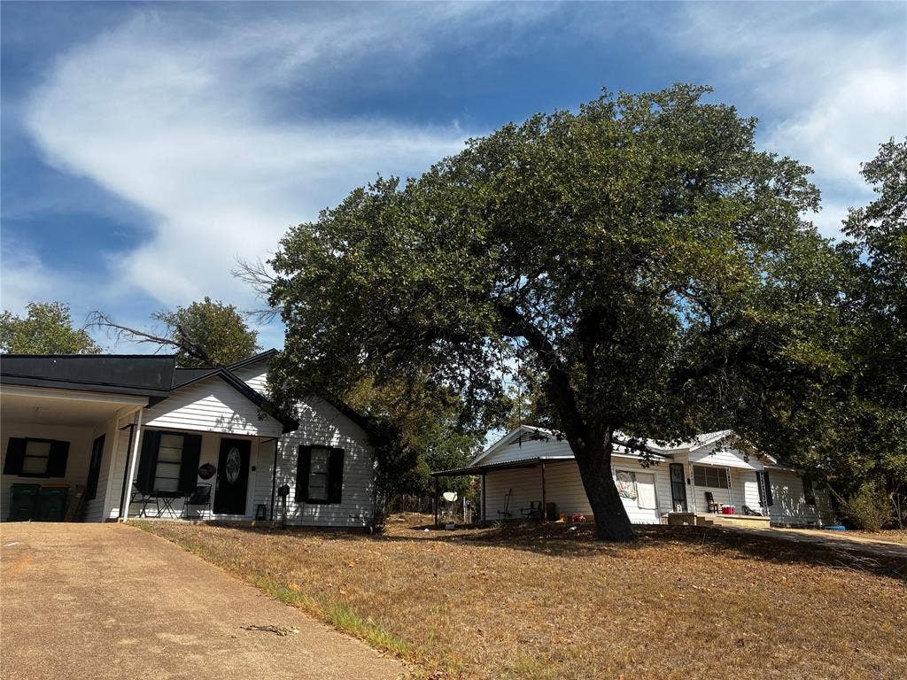 109 & 105 E Leon Street, Gatesville, TX 76528 109 & 105 E Leon Street, Gatesville, TX 76528