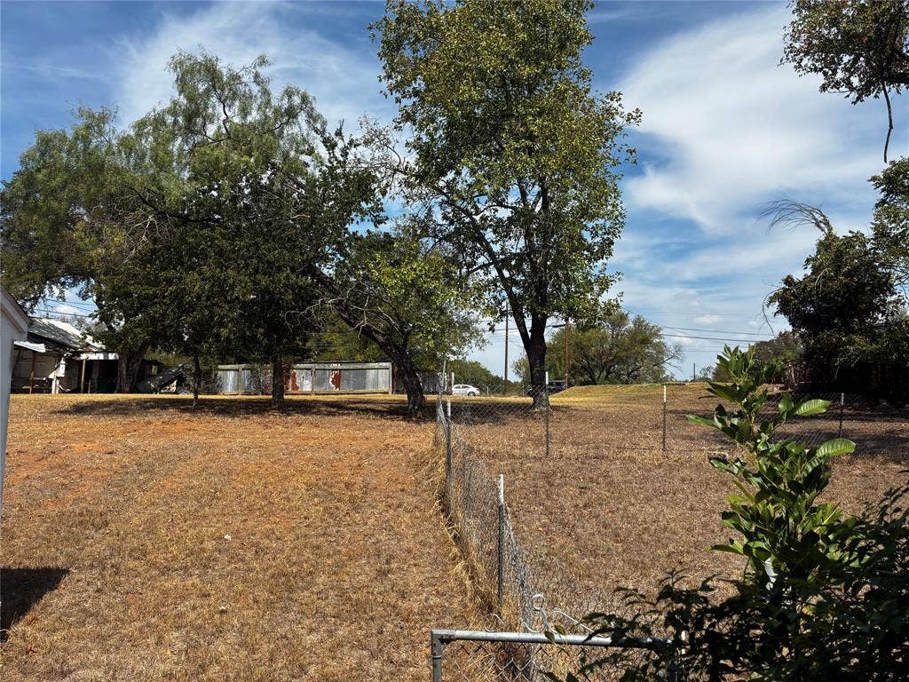109 & 105 E Leon Street, Gatesville, TX 76528 109 & 105 E Leon Street, Gatesville, TX 76528