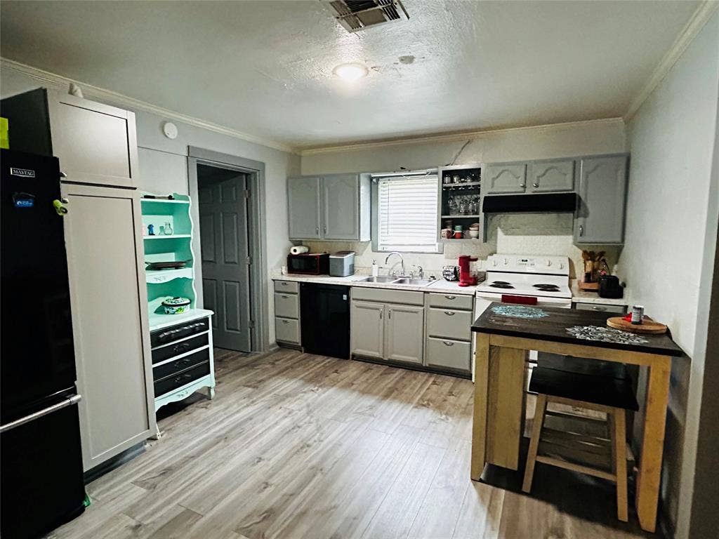 109 & 105 E Leon Street, Gatesville, TX 76528 109 & 105 E Leon Street, Gatesville, TX 76528
