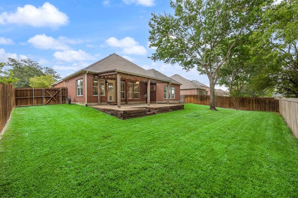 1275 Mission, Rockwall, TX 75087 Well maintained yard