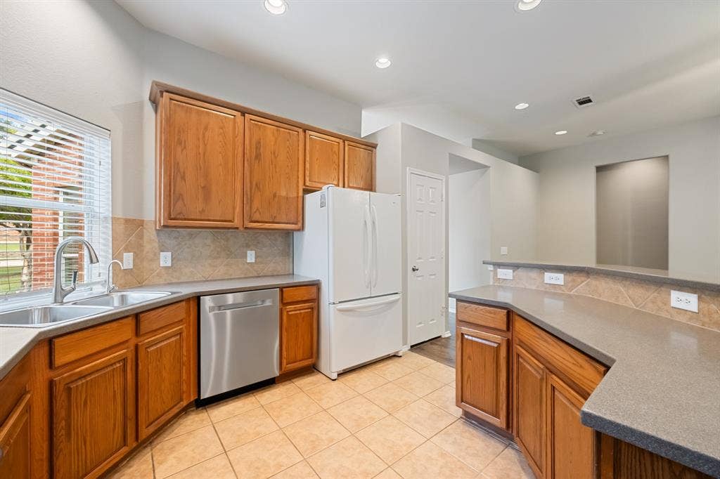1275 Mission, Rockwall, TX 75087 Refrigerator does remain