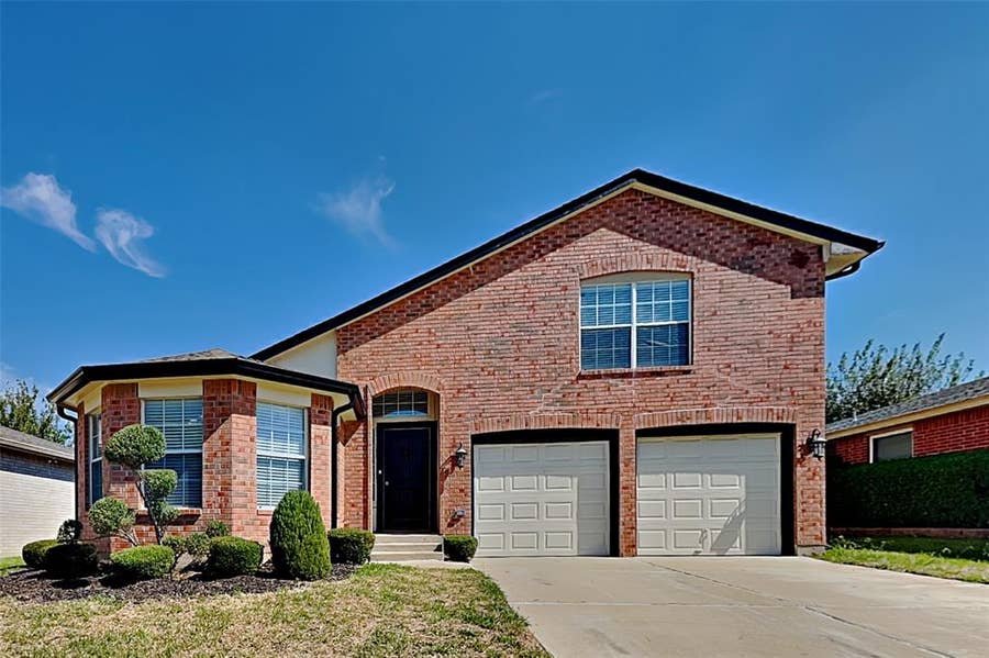 Property photo for 525 Berryhill Drive, Mansfield, TX