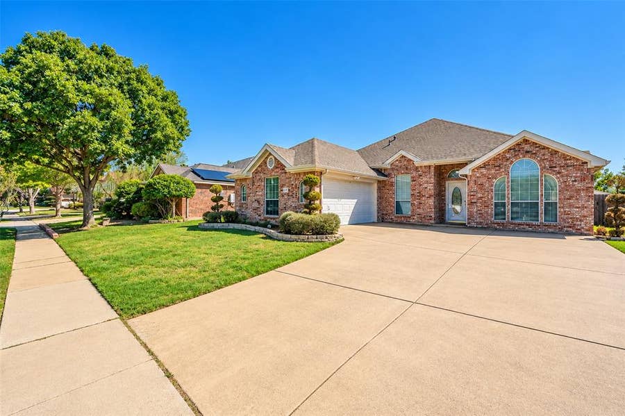 Property photo for 5121 Yaupon Drive, Arlington, TX