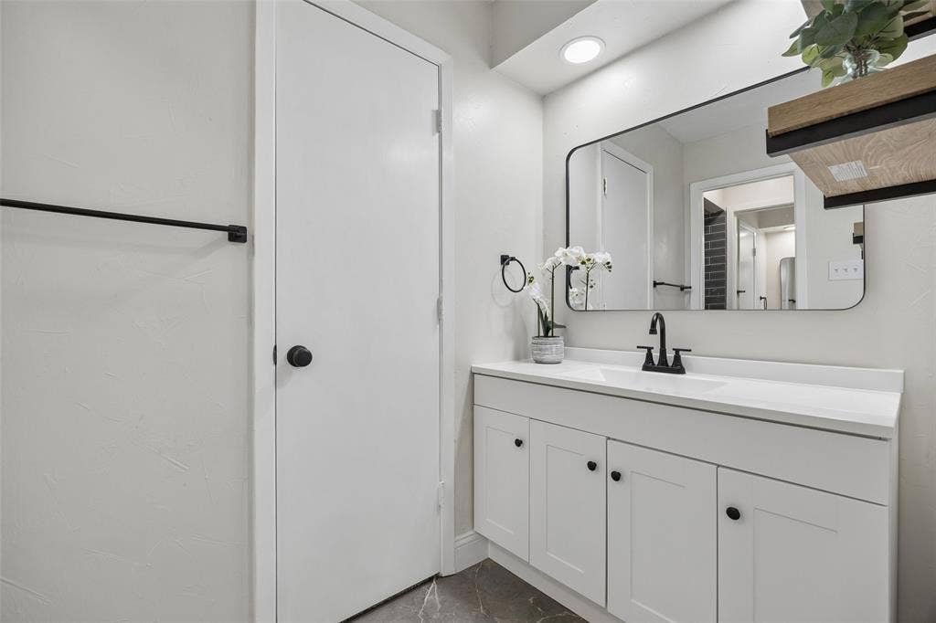 5608 Newman Drive, North Richland Hills, TX 76180 5608 Newman Drive, North Richland Hills, TX 76180