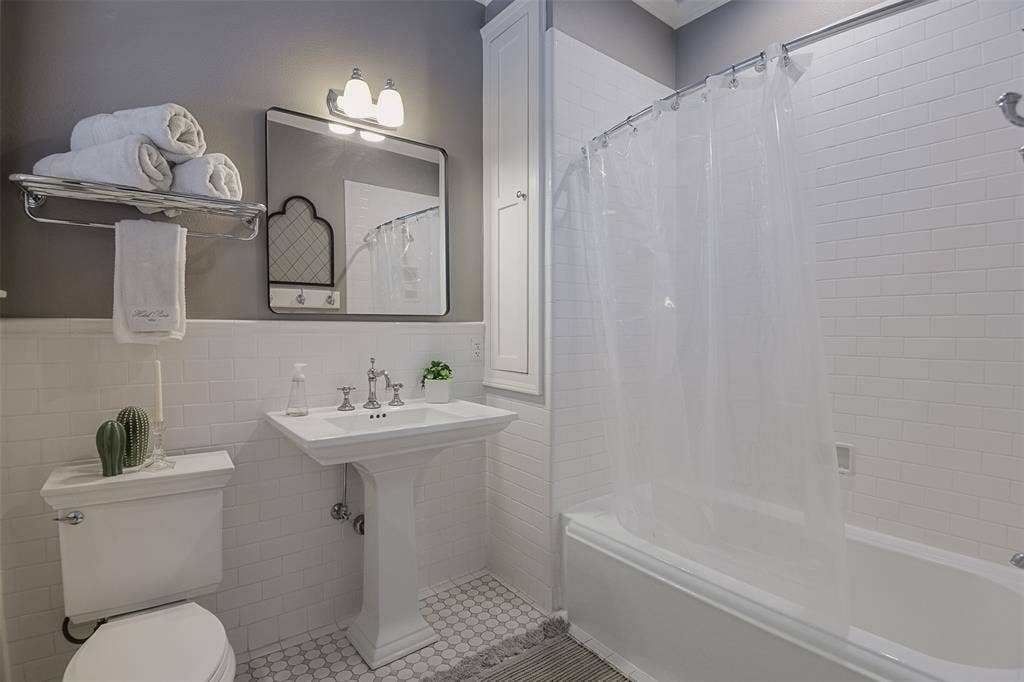 201 Overhill Drive, Waxahachie, TX 75165 201 Overhill Drive, Waxahachie, TX 75165