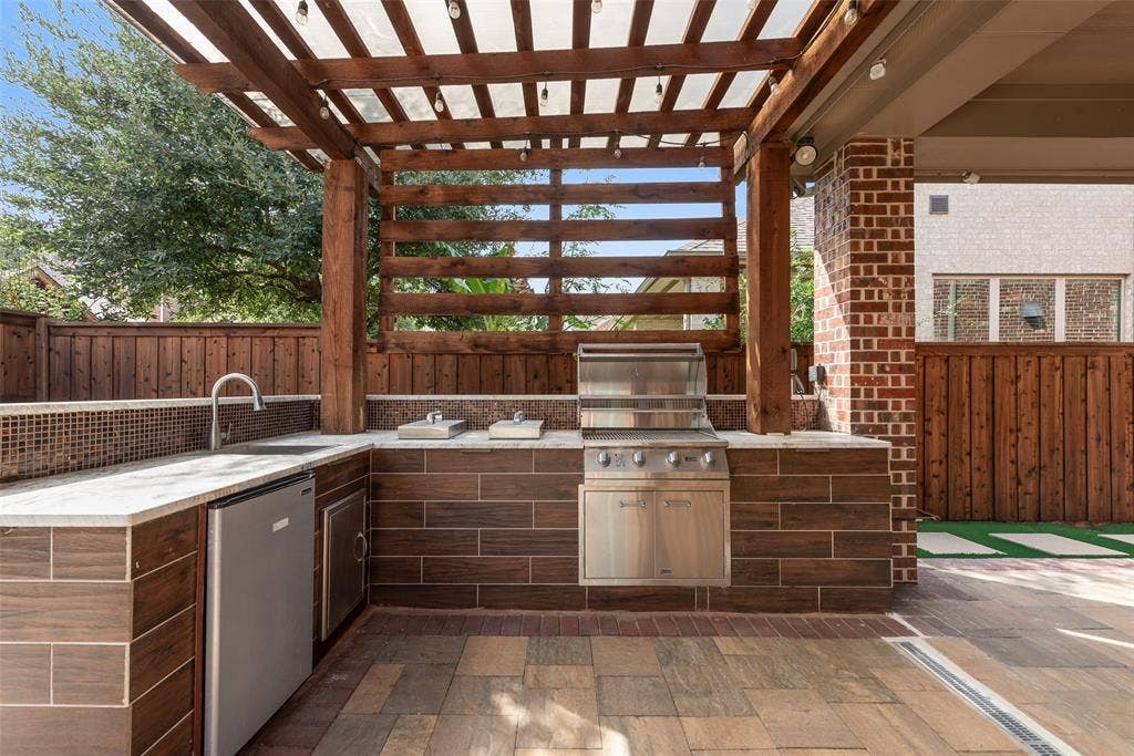 Awesome outdoor kitchen with Granite counters, sink & water, frig, Lion stainless grill & 2 separate burners