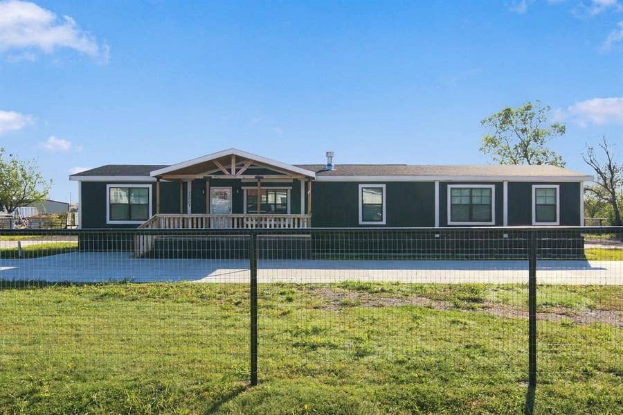 Property photo for 18061 Cindy Lane, Justin, TX