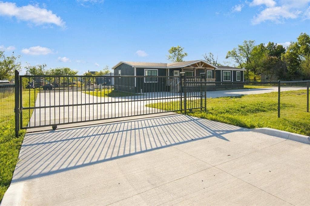 18061 CINDY Lane, Justin, TX 76247 18061 CINDY Lane, Justin, TX 76247