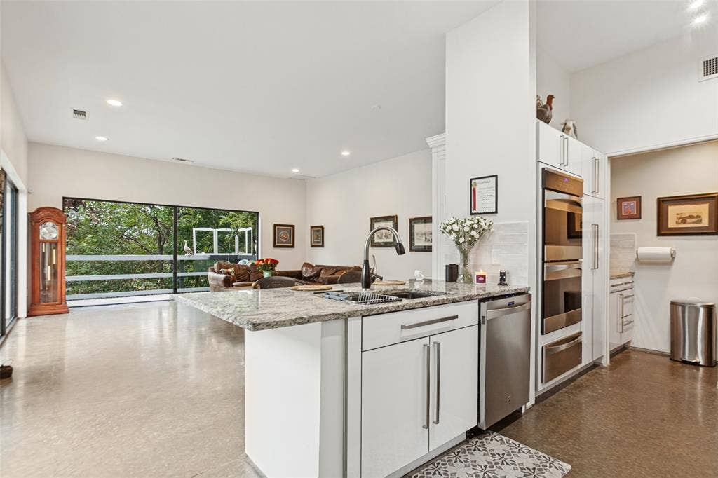 31 Vanguard Way, Dallas, TX 75243